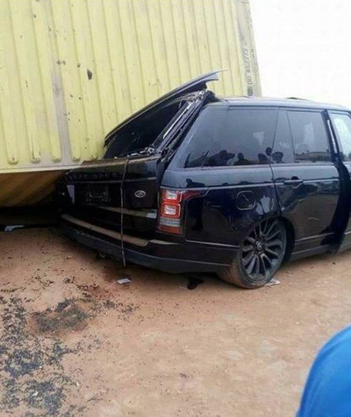 Truck Driver takes off as container falls on 'new' Range Rover in Oyo State (Photos)