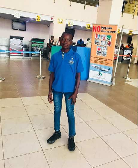 Plantain seller who was photoed hawking in the middle of the night gets enrolled in a private school after passing entrance exam (Photos)