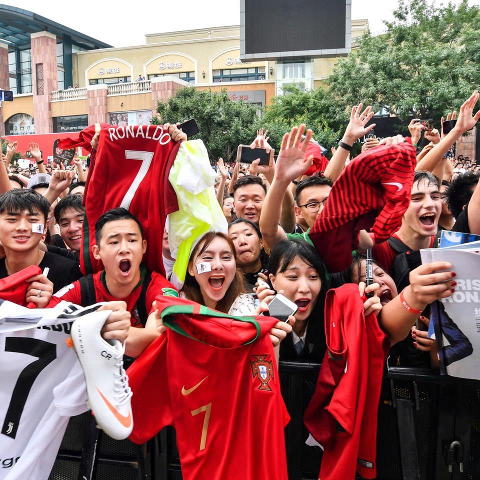 Cristiano Ronaldo worshiped by fans as he touches down China (Photos)