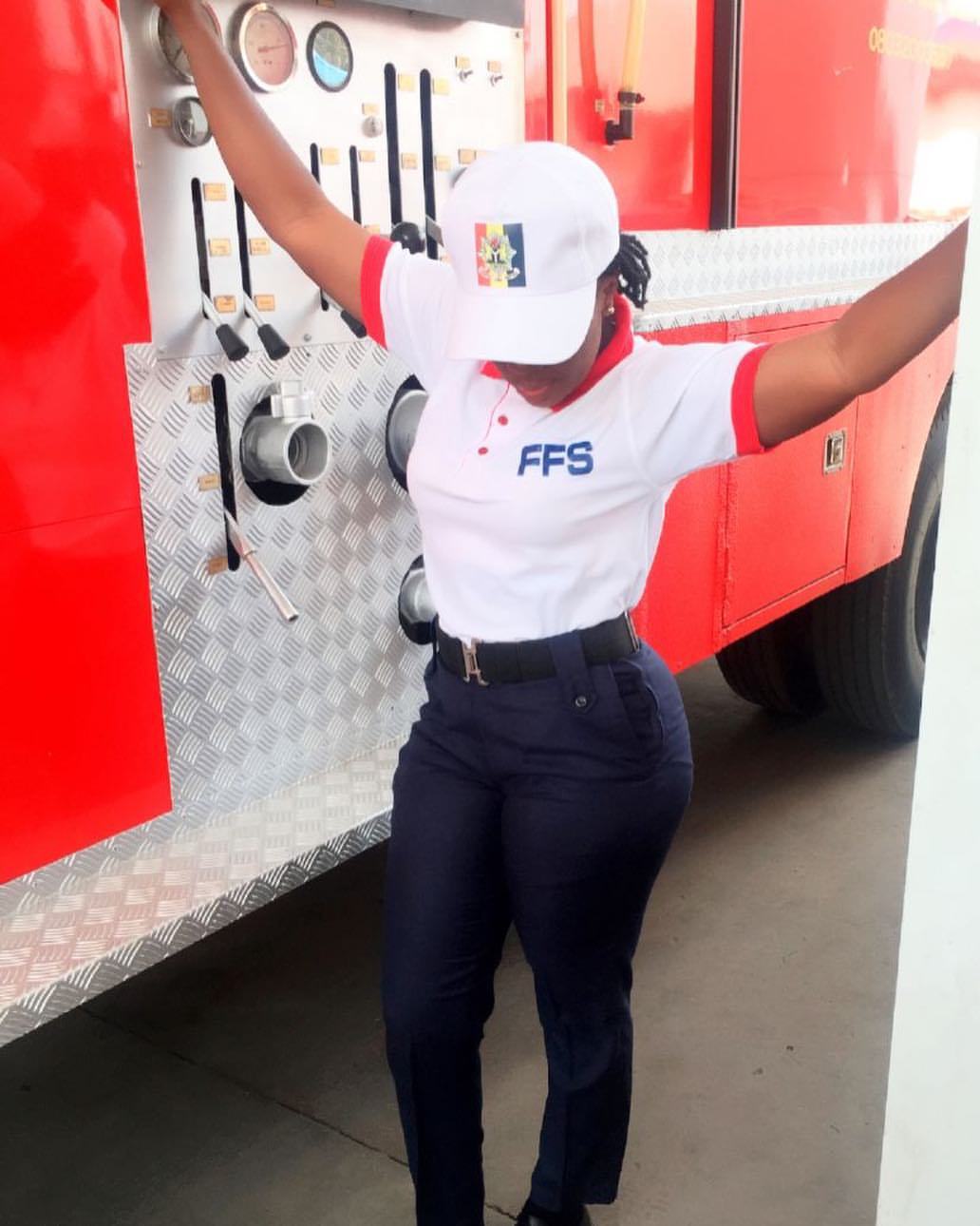 This very pretty Nigerian fire fighter is trending online! (Photo)