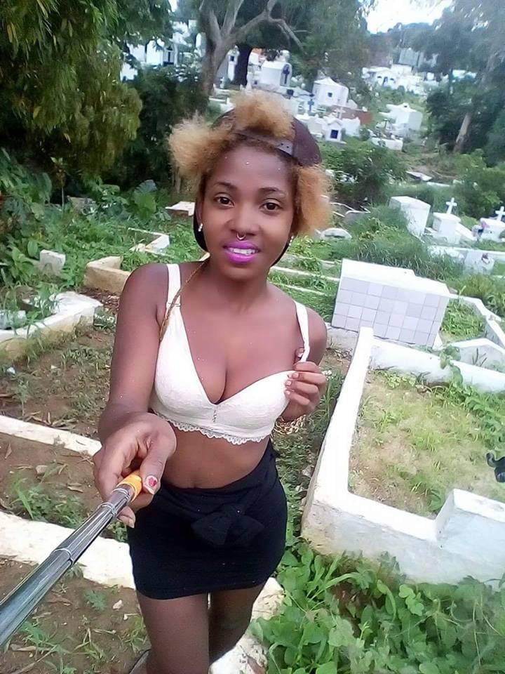 Lady chooses a 'perfect spot' for Selfie as she visits a cemetery (Photo)