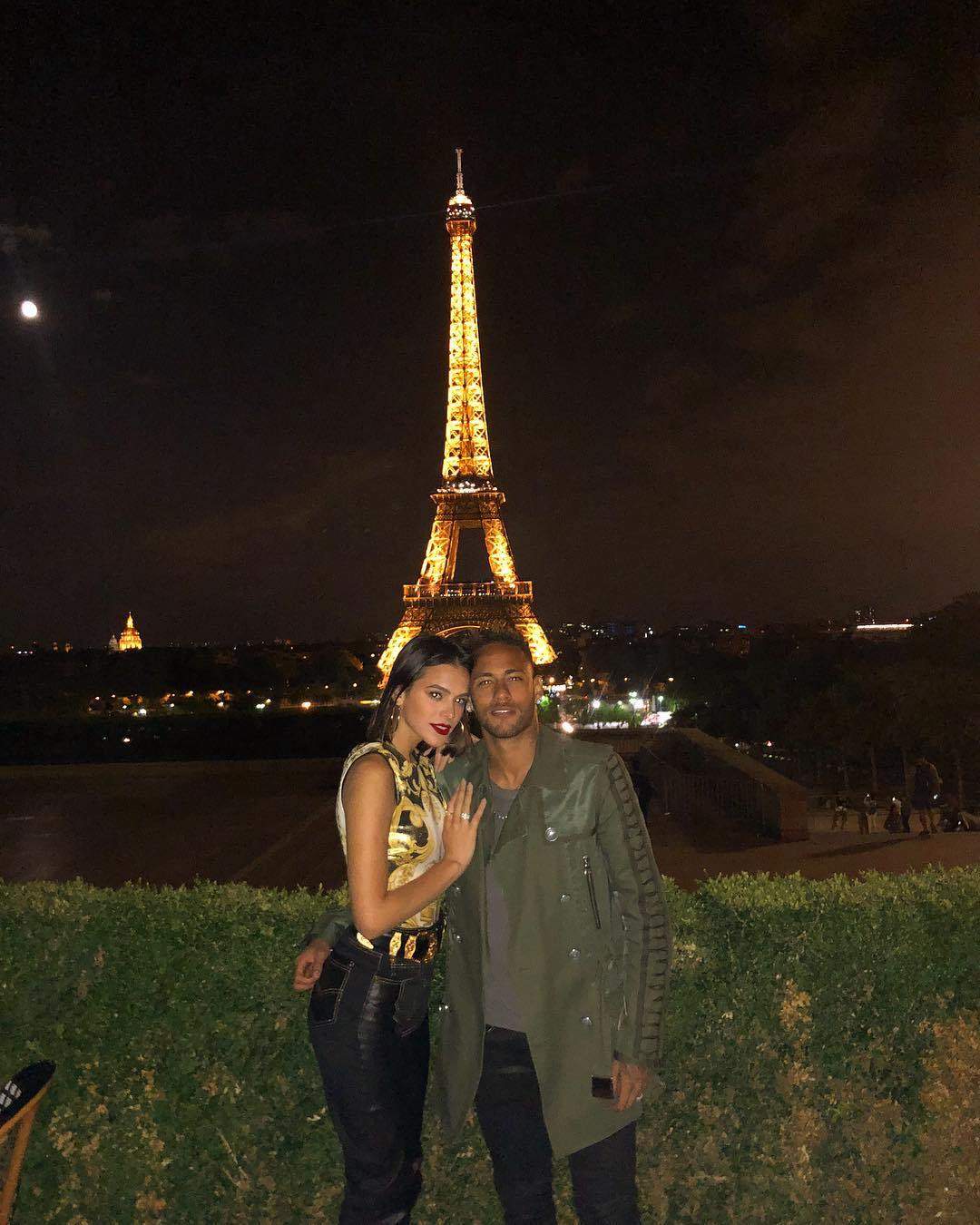 Neymar and his girlfriend, Bruna Marquezine pose in front of Eiffel Tower during romantic night out (Photos/Video)