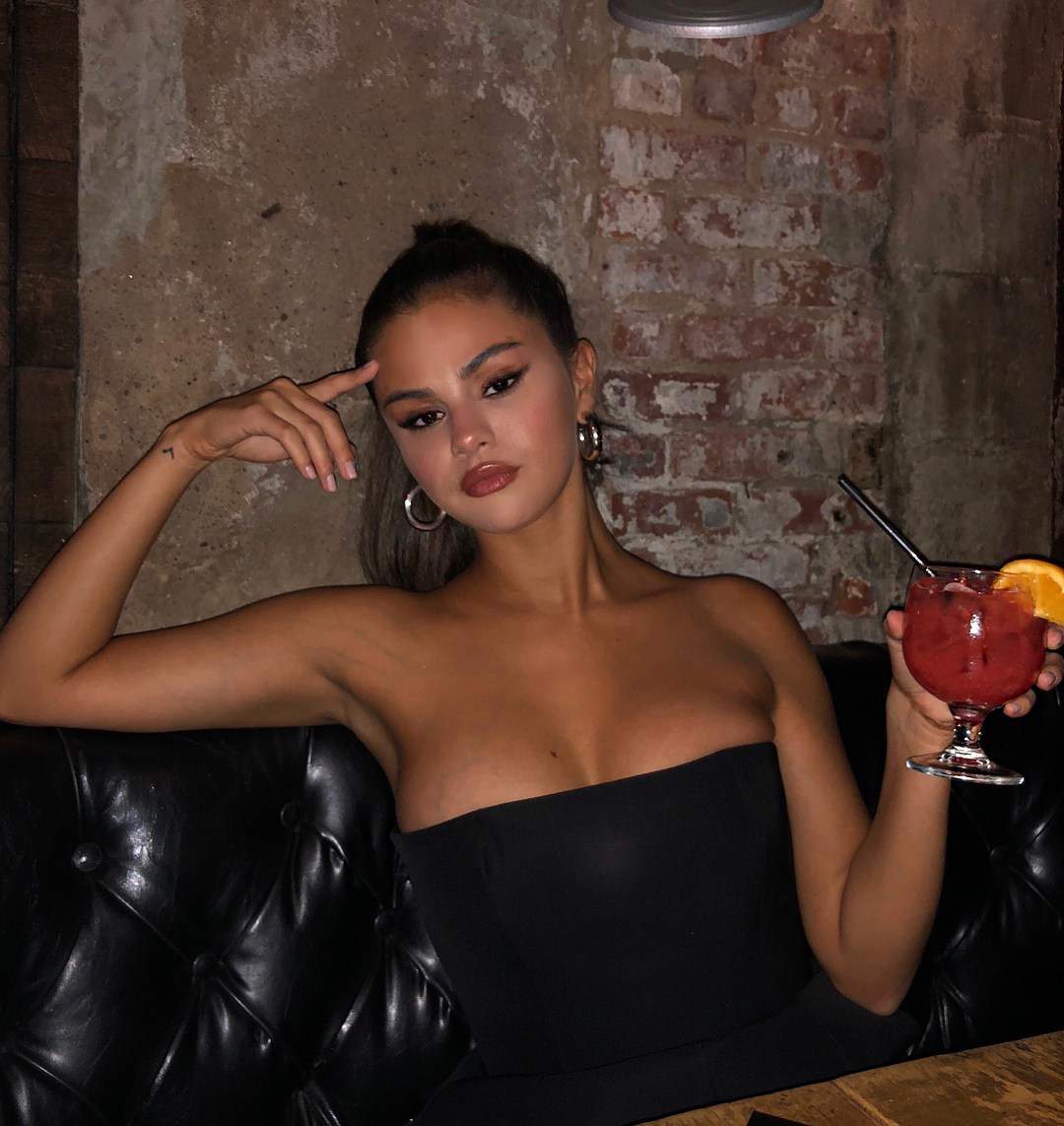 Singer, Selena Gomez puts busts on display in strapless little black dress (Photos)