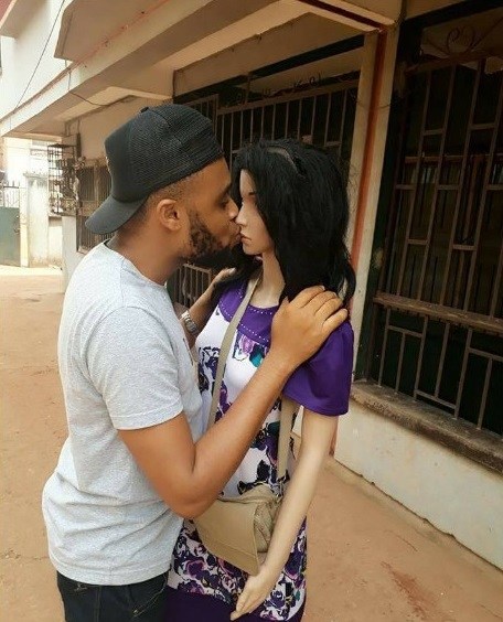 Nigerian man kneels to propose to his mannequin s3x doll