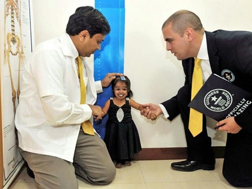 Adorable photos of World's smallest woman and her husband