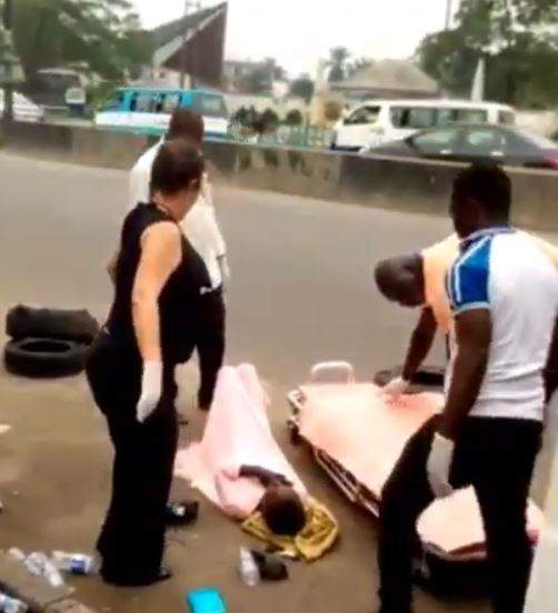 Heartwarming moment white woman rescues abandoned mad woman in Port Harcourt (Video)