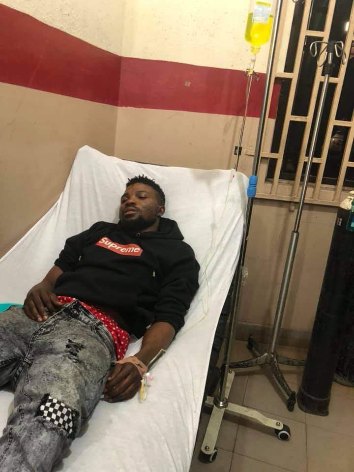 Man relaxes with two ladies in bed after being hospitalized for fainting (Photos)