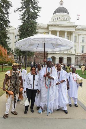 See What A Nigerian Woman Did While Interacting With 'The Ooni Of Ife' In America (Photos)