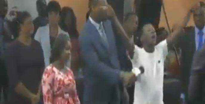 Video: Choir sings Small Doctor's Penalty, Reggae Blues and other Shaku Shaku songs during church crusade