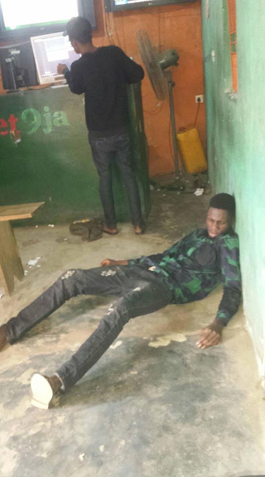 Nigerian Guy faints after Chelsea and Man Utd spoilt his bet ticket yesterday.