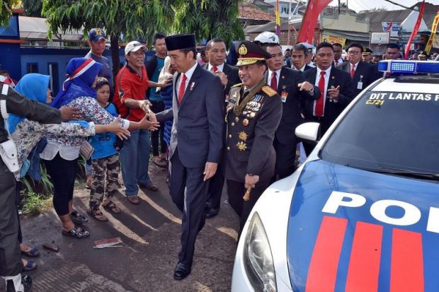 Indonesia traffic jam forces President out of car, treks to state event