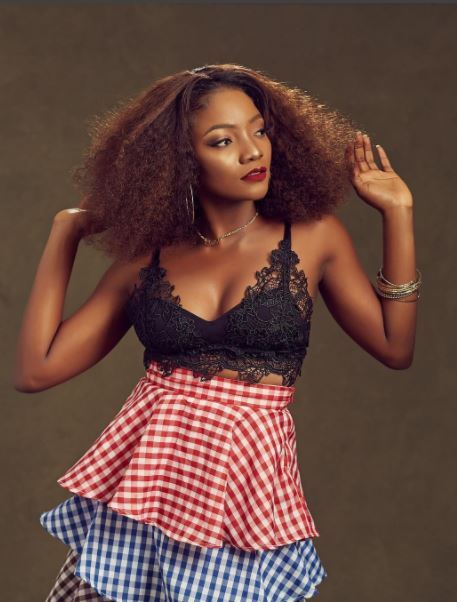 Simi replies fan who said her outfit is a 'table cloth', then the fan fires back (photos)