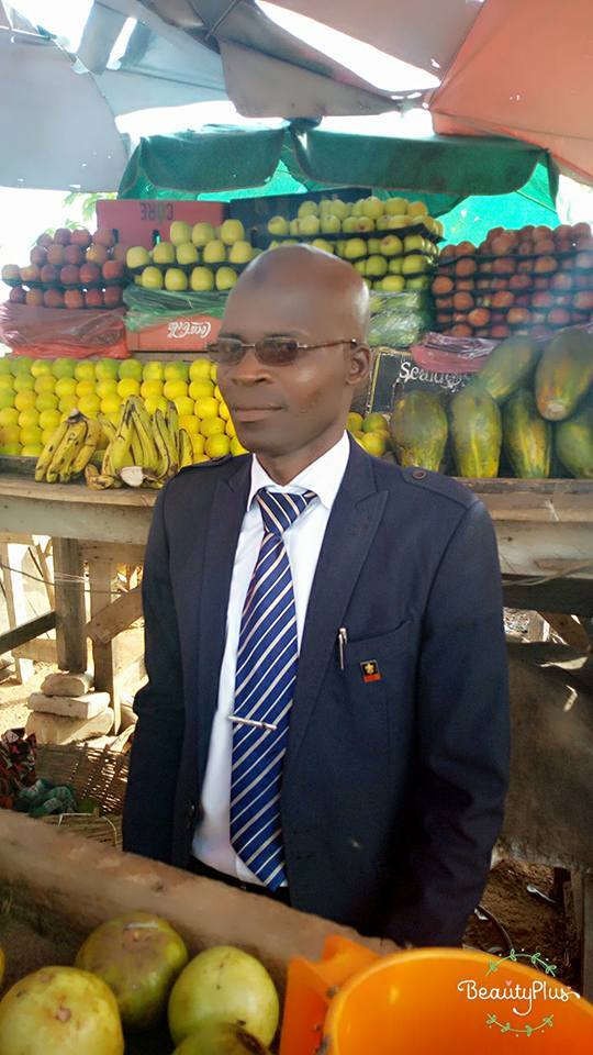 Fruit seller spotted wearing suit in Yola, discloses his reason for doing so..