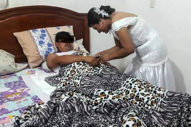 Nurse leaves her own wedding to attend to a patient, while still wearing her wedding gown