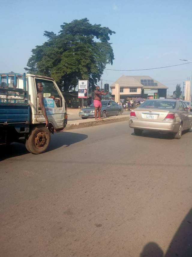 Man suddenly runs mad in Owerri as people call on the commissioner for happiness to proffer a solution