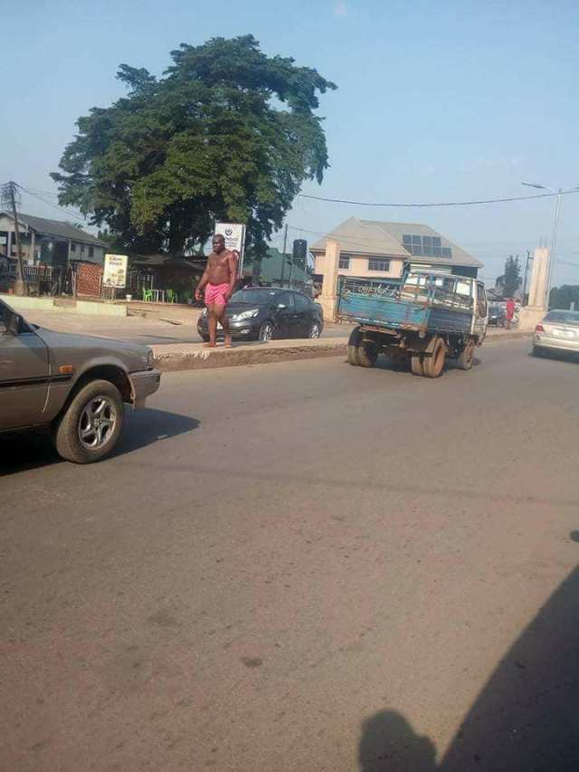 Man suddenly runs mad in Owerri as people call on the commissioner for happiness to proffer a solution