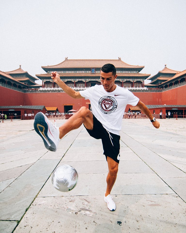 Cristiano Ronaldo worshiped by fans as he touches down China (Photos)