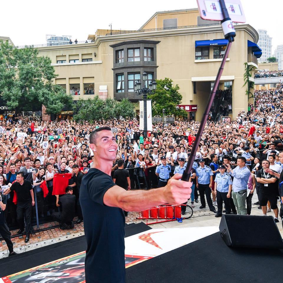Cristiano Ronaldo worshiped by fans as he touches down China (Photos)
