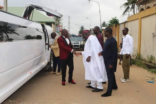 Bishop Tom Samson arrives Egbeda in his N80 million stretched Hummer limousine (Photos)