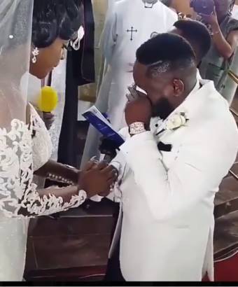 Comedian Ajebo crying uncontrollably at his white wedding (Photos+Video)