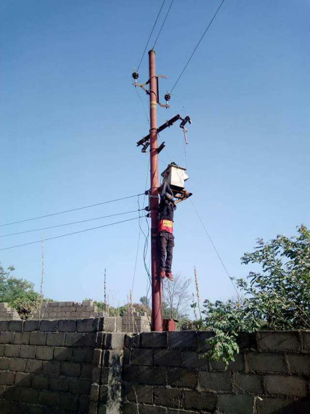 Thief electrocuted while trying to steal items from an electric pole in Jos