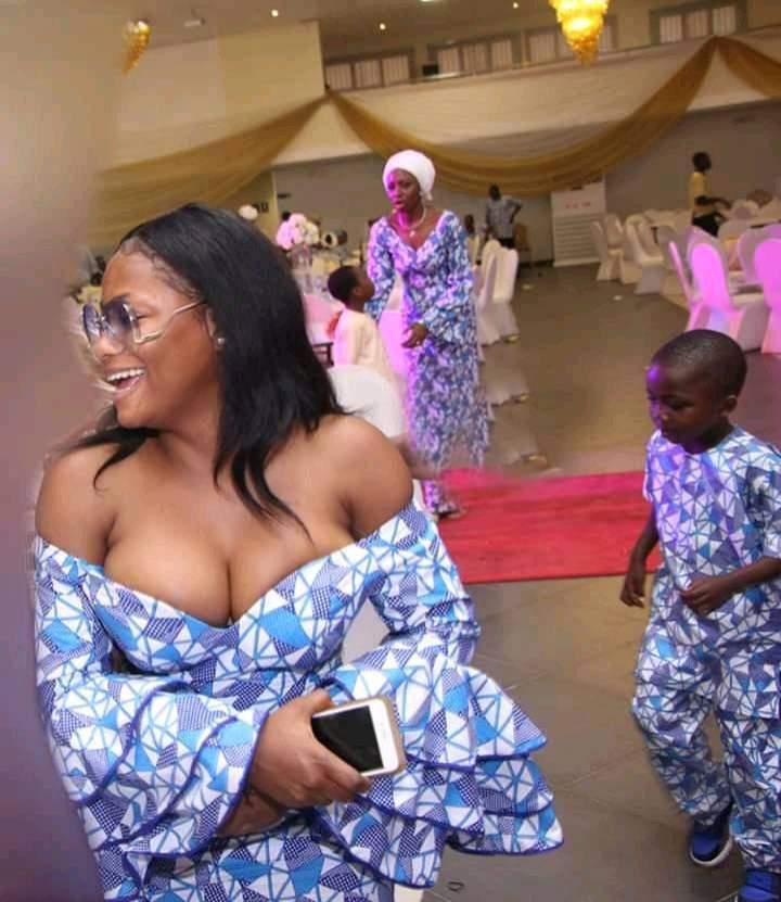 Photos Of This Nigerian Wedding Guest's Outfit Has People Talking
