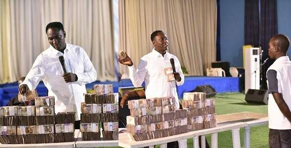Pastor shares N30Million to church members to celebrate christmas (Photos)
