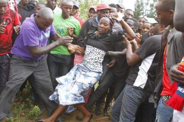 Woman jumps into her husband's grave to stop burial over release of his alleged murderer (Photo)