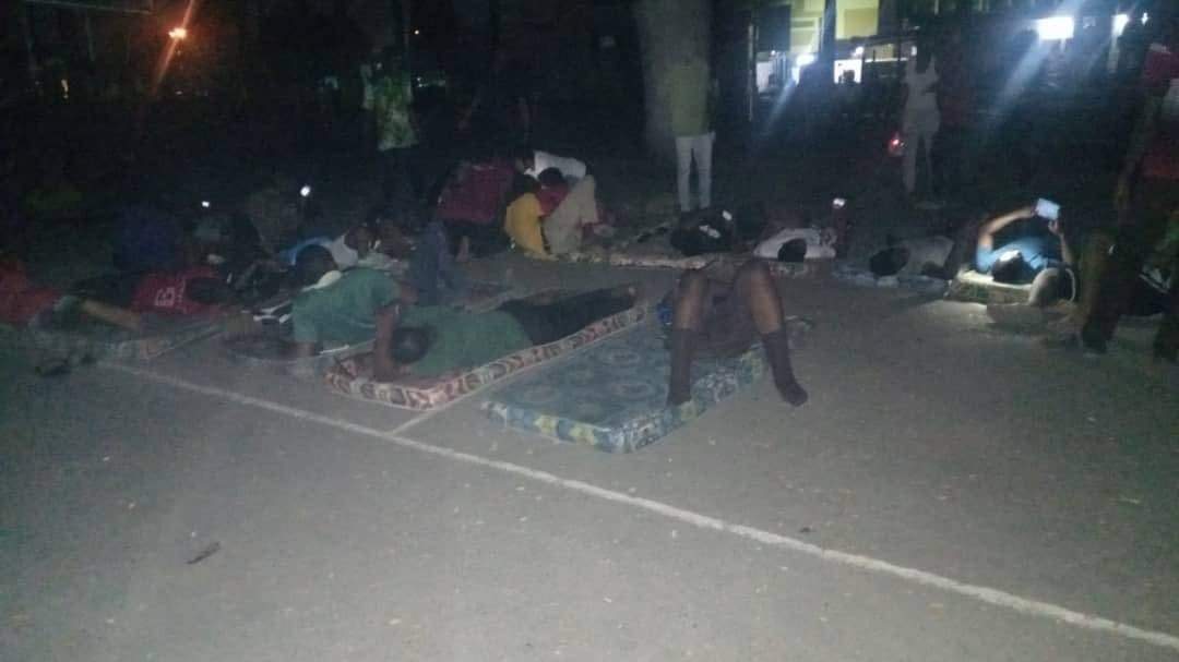 UNILAG medical students reportedly sleep on the road due to power outage in their hostels