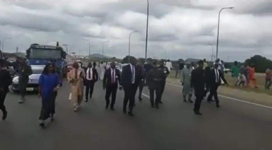 Osinbajo forced to speak with Abuja residents after they blocked his convoy on his way to the airport (Video)