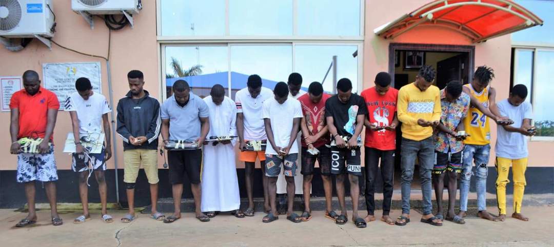 15 yahoo boys busted by EFCC, one of them attempted to flush phone in toilet