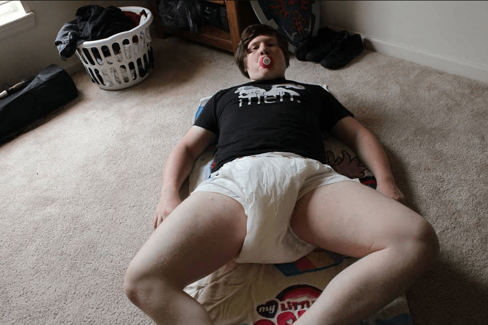 American man who lives as an adult baby speaks about his nature in new interview (Photos)