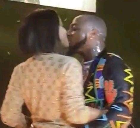 Davido kisses Chioma on stage at his massive London concert (Photos/Videos)