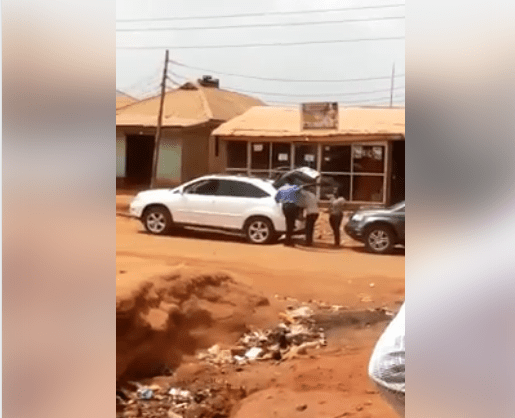 #NigeriaDecides: Officials seen exchanging ballot boxes into a private car in Abuja (video)