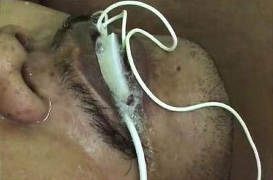 Thai man electrocuted while charging his phone and using earphones (Photos)