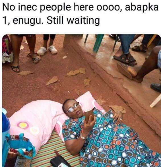Election 2019 : Enugu woman brings her mat and pillow to her polling unit to wait for INEC officials