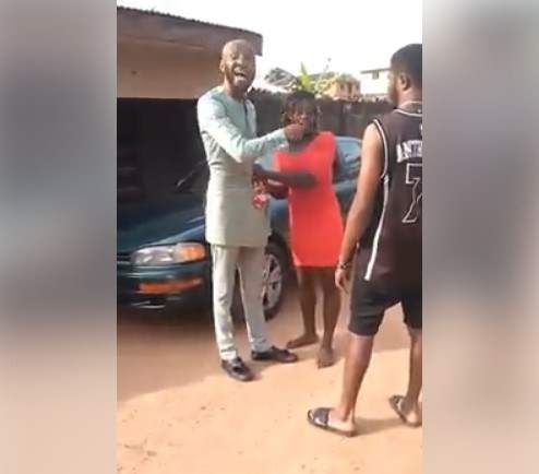 Lady embarrasses man in public over unsettled N5K payment in Anambra (Photos)
