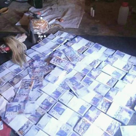 Nigerian Native Doctor From Ogun State Poses With Dollars And Other Foreign Currencies (Photos)