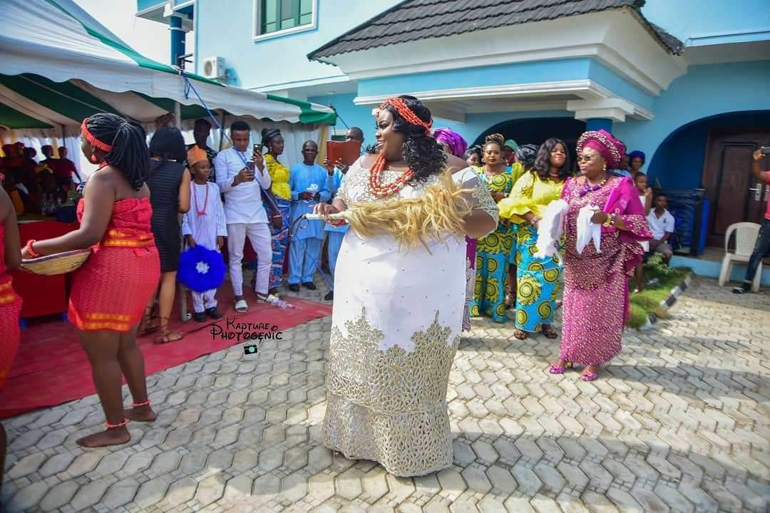 Nigerian couple melt hearts with adorable wedding photos