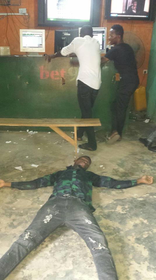 Nigerian Guy faints after Chelsea and Man Utd spoilt his bet ticket yesterday.