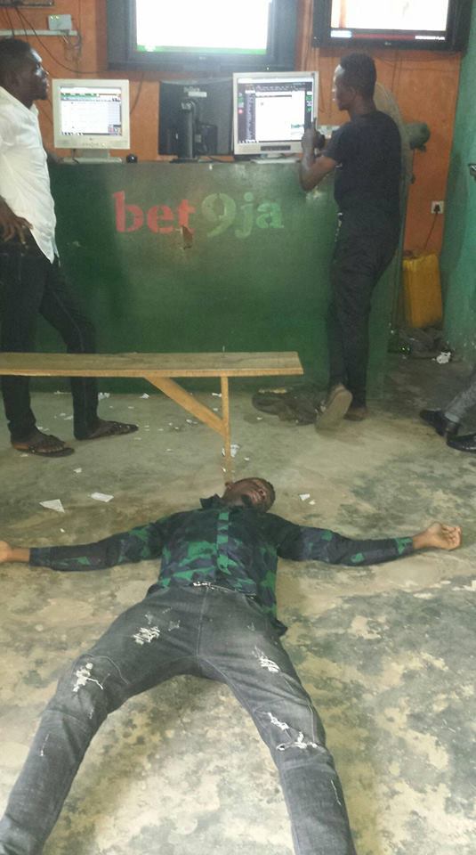 Nigerian Guy faints after Chelsea and Man Utd spoilt his bet ticket yesterday.
