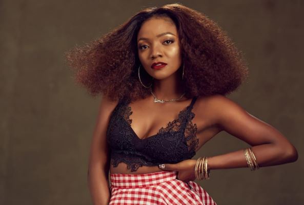 Simi replies fan who said her outfit is a 'table cloth', then the fan fires back (photos)