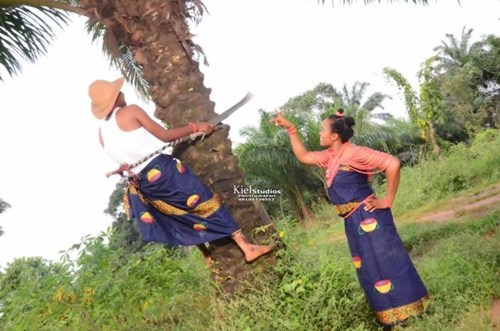 Drunk-In-Love Man Climbs Palm Tree To Profess Love To His Fiancee In Village-Themed Pre-wedding Photos