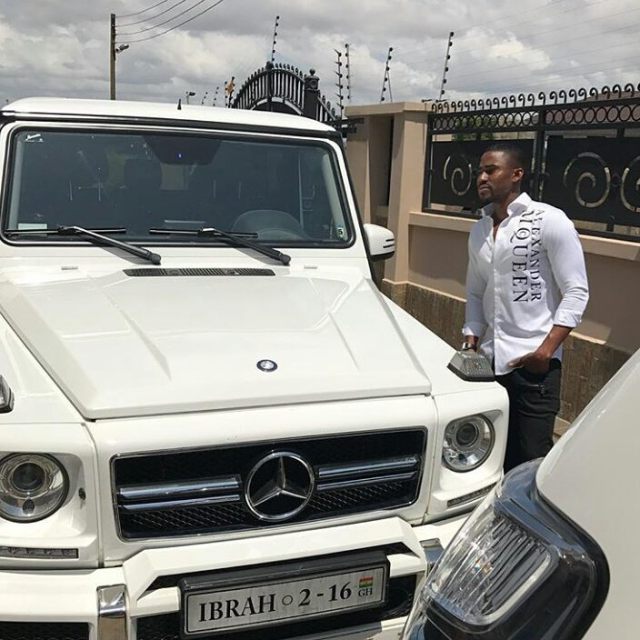 Young Ghanaian Billionaire, Ibrah Money buys 10 iPhone X, gives it out to strangers in a public transport