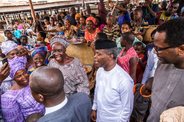 VP Osinbajo Makes Surprise Visit To Market In Ogun State, Takes Selfie With Traders, Children