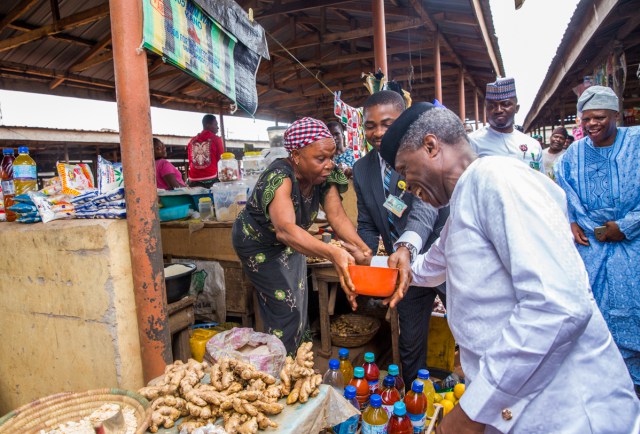 VP Osinbajo Makes Surprise Visit To Market In Ogun State, Takes Selfie With Traders, Children