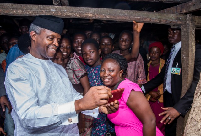 VP Osinbajo Makes Surprise Visit To Market In Ogun State, Takes Selfie With Traders, Children