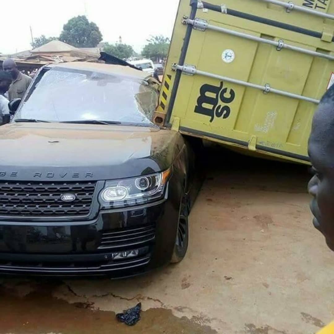 Truck Driver takes off as container falls on 'new' Range Rover in Oyo State (Photos)