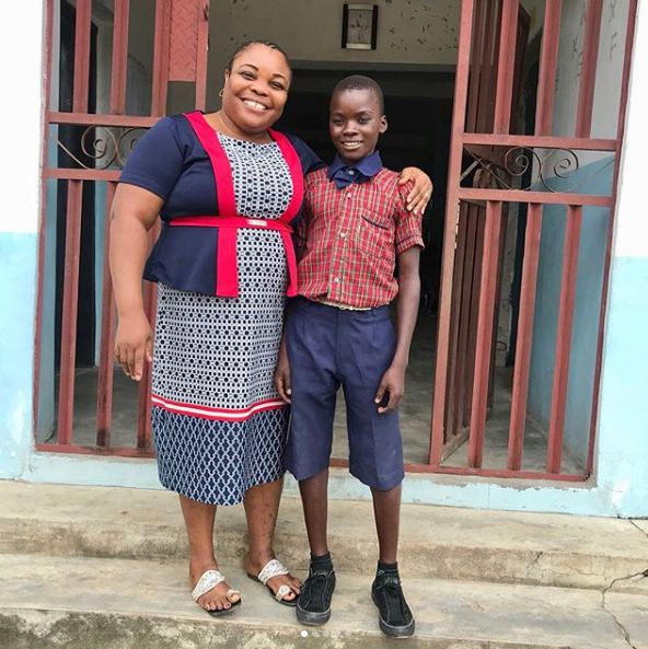 Plantain seller who was photoed hawking in the middle of the night gets enrolled in a private school after passing entrance exam (Photos)