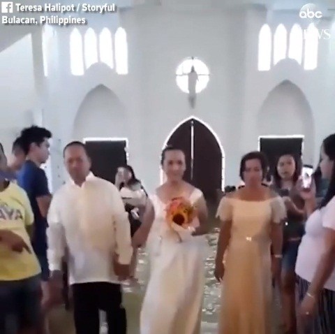 Couple defile odds to get married in a flooded Philippines church (video)